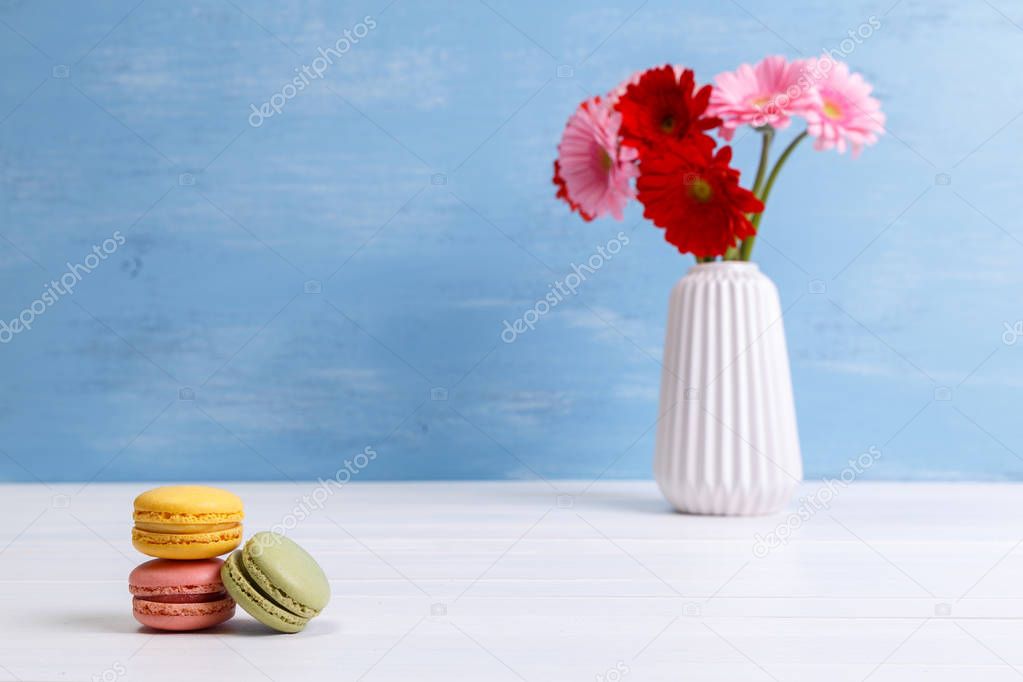 Macaroon cakes with Gerbera flowers.