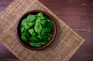 Ispanak kabın içinde bırakır. Taze yaş sebze.