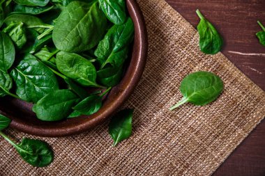 Ispanak kabın içinde bırakır. Taze yaş sebze.