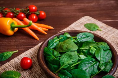 Ispanak kabın içinde bırakır. Taze yaş sebze.