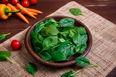 Ispanak kabın içinde bırakır. Taze yaş sebze.