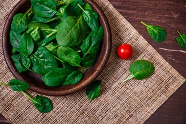 Ispanak kabın içinde bırakır. Taze yaş sebze.