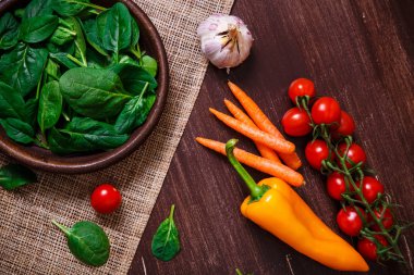 Ispanak kabın içinde bırakır. Taze yaş sebze.