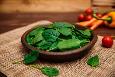 Ispanak kabın içinde bırakır. Taze yaş sebze.