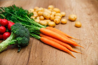 Patates havuç, brocoli ve kırmızı turp.