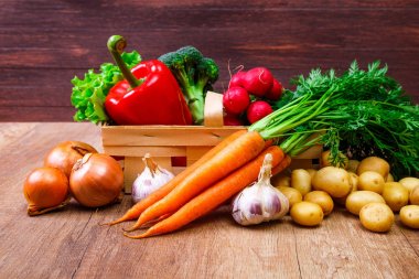 Patates, havuç ve biber. Salata, sarımsak.