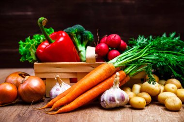 Patates, havuç ve biber. Salata, sarımsak.