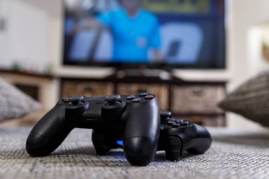 Video oyun oynarken. Konsol denetleyicileri.