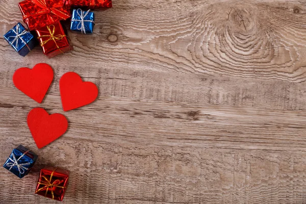 Piros szív és díszdobozok. Valentin-nap tervezés. — Stock Fotó