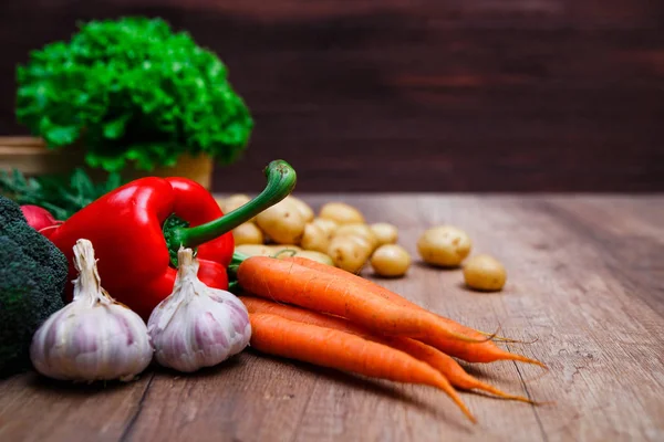 Patatas, zanahoria y pimiento rojo. Ensalada verde . — Foto de Stock