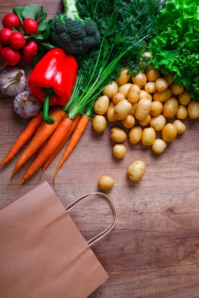 Patates, havuç ve kırmızı biber. Yeşil salata.