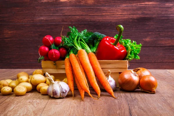 Patatas, zanahoria y pimienta. Ensalada, ajo . — Foto de Stock