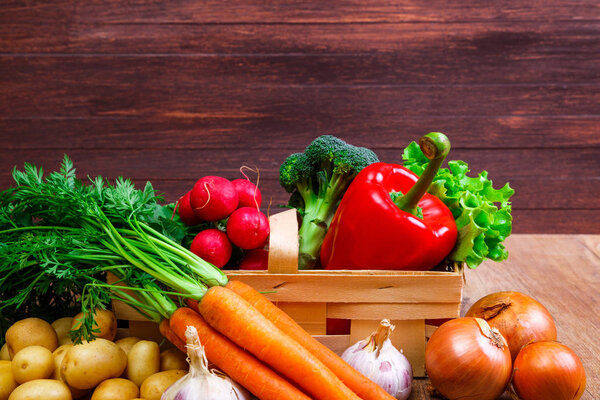 Картошка, морковь и перец. Салат, чеснок
.