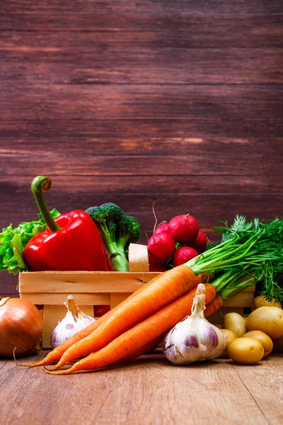 Patatas, zanahoria y pimienta. Ensalada, ajo . — Foto de Stock