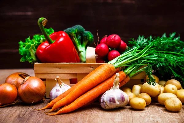 Patates, havuç ve biber. Salata, sarımsak.