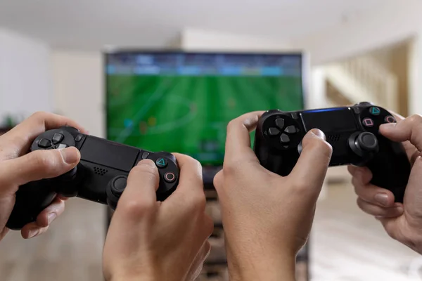 Personer som spelar videospel. Håller handkontrollen. — Stockfoto