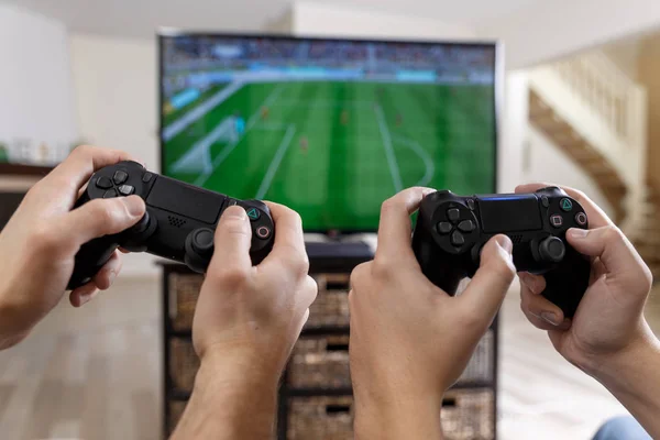 Personer som spelar videospel. Håller handkontrollen. — Stockfoto