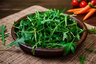 Yeşil roka kabın içinde bırakır. Taze salata.