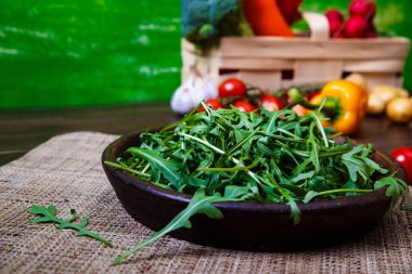 Yeşil roka kabın içinde bırakır. Taze salata.
