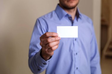 Ziyaret veya iş kartı tutan adam.