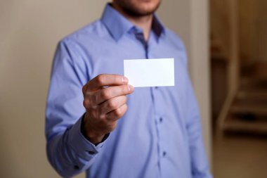 Ziyaret veya iş kartı tutan adam.