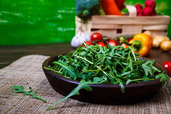 Feuilles de roquette vertes dans un bol. Salade fraîche . — Photo