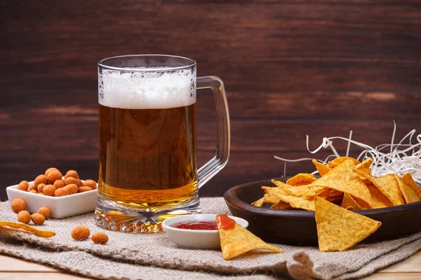 Bardak bira. Cips cips. Tortilla snack.