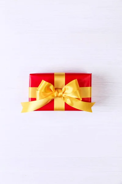 Coffret cadeau avec arc jaune. Emballage présent rouge . — Photo