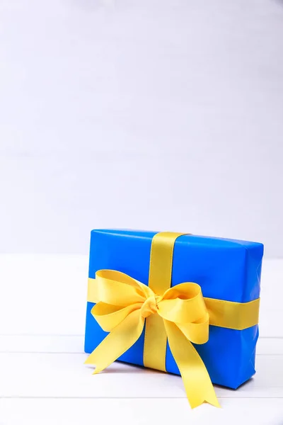 Κουτί δώρου με κίτρινο τόξο. Μπλε παρόν πακέτο. — Φωτογραφία Αρχείου