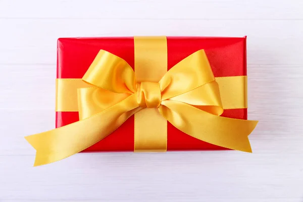 Подарочная коробка с желтым бантом. Красный подарок . — стоковое фото