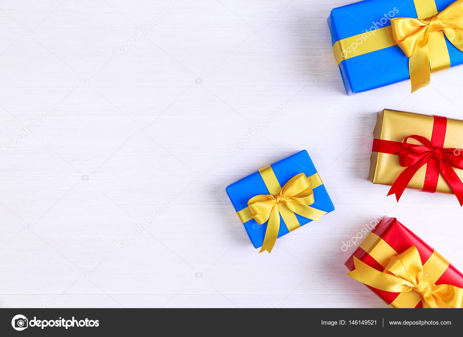 Scatole regalo con l arco Presenta colorato avvolto con carta e nastri Pacchetti di Natale o di pleanno Disegno di celebrazione