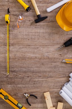 Kask, el feneri ve şerit metre. Matkap.