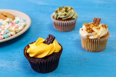 Buttercream ile cupcakes. Renkli şekerleme.