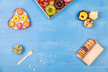 Kek, kurabiye ve sırlı çörek. Tatlı.