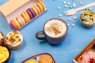 Kek, kurabiye ve çörekler. Kupa krema ile.