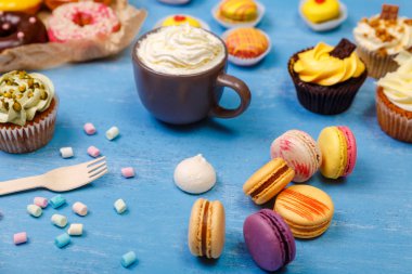 Bademli kurabiye, kek ve börekler. Kupa krema ile.