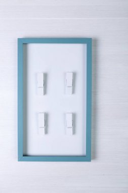 Beyaz ahşap zemin üzerinde boş fotoğraf çerçevesi.