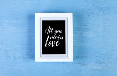 Mavi ahşap arka plan üzerinde boş fotoğraf çerçevesi.