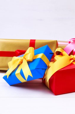 Şerit ve yayla hediye kutuları. Mevcut paketleri.