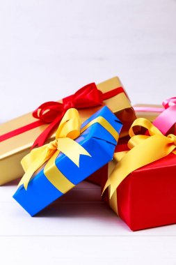 Şerit ve yayla hediye kutuları. Mevcut paketleri.