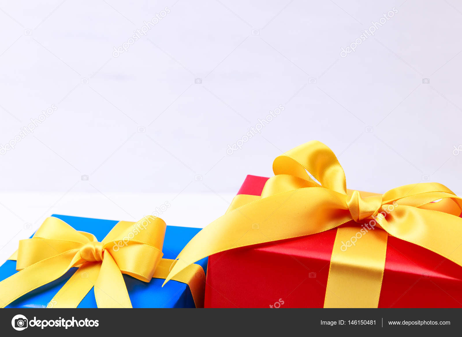 Scatole regalo con l arco Presenta colorato avvolto con carta e nastri Pacchetti di Natale o di pleanno Disegno di celebrazione