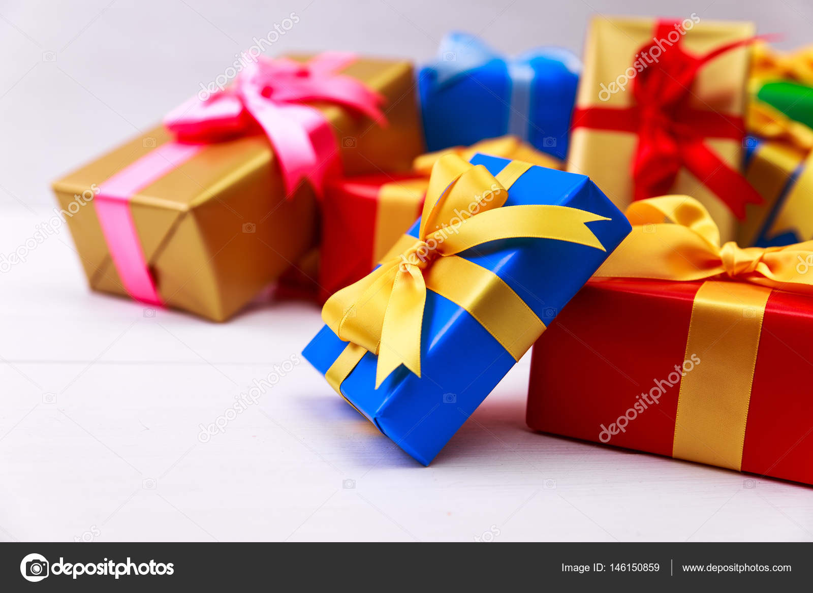 Scatole regalo con l arco Presenta colorato avvolto con carta e nastri Pacchetti di Natale o di pleanno Disegno di celebrazione