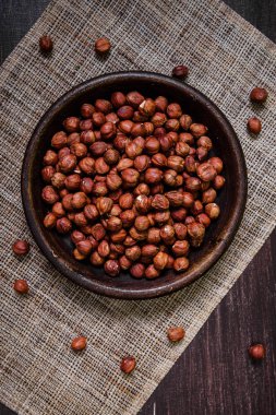 Kase fındık. Ahşap masa soyulmuş fındık.