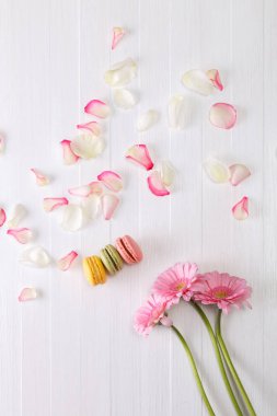 Pembe Gerbera çiçekleri ile acıbadem kurabiyesi kek.