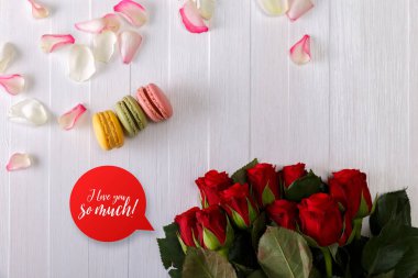 Acıbadem kurabiyesi kek ile kırmızı gül buketi.