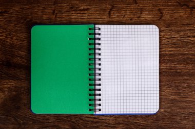 Ahşap rustik masanın üstünde not etmek. Mockup.