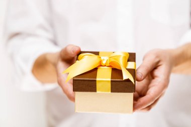Bir hediye kutusu kurdele ile holding erkek eller.