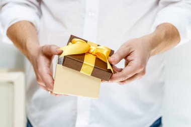 Kurdele ile açılan hediye kutusu holding erkek eller.