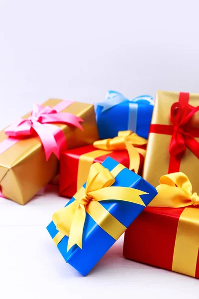 Geschenkboxen mit Schleife und Schleife. Geschenkpakete. — Stockfoto