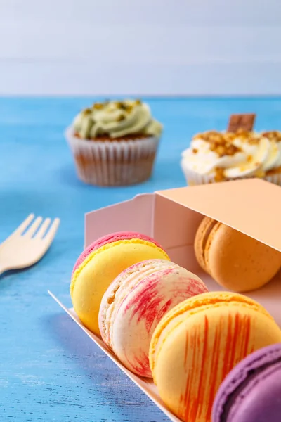 Macaroon cakes in delivery box. Cupcakes. — Stock Photo, Image